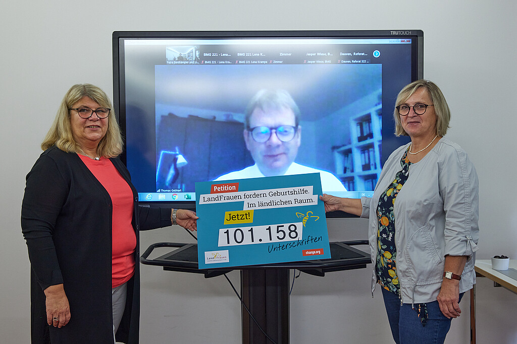 Dlv-Präsidentin Petra Bentkämper und Vize-Präsidentin Ursula Braunewell übergeben dem Parlamentarischen Staatssekretär im Bundesgesundheitsministerium Dr. Thomas Gebhart virtuell die zahlreichen Unterschriften. © Nils Stelte