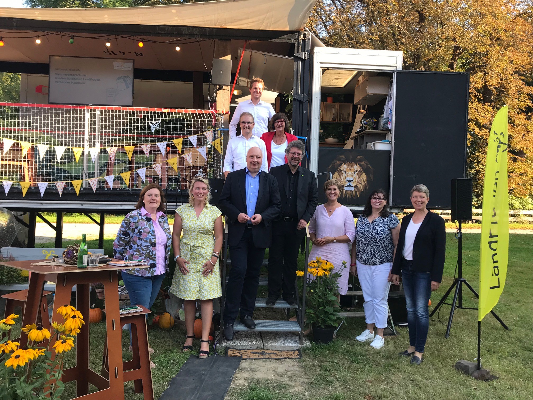 Am dritten Sommergespräch des NLV beteiligt: Bianca Lauenroth (LandFrauenkreisvorsitzende Peine), Manuela Schneider (Domäne Hofschwicheldt), Jörg Bode (FDP), Heiko Sachtleben (Bündnis 90/Grüne), Elisabeth Brunkhorst (Präsidentin NLV), Marita Eschenh