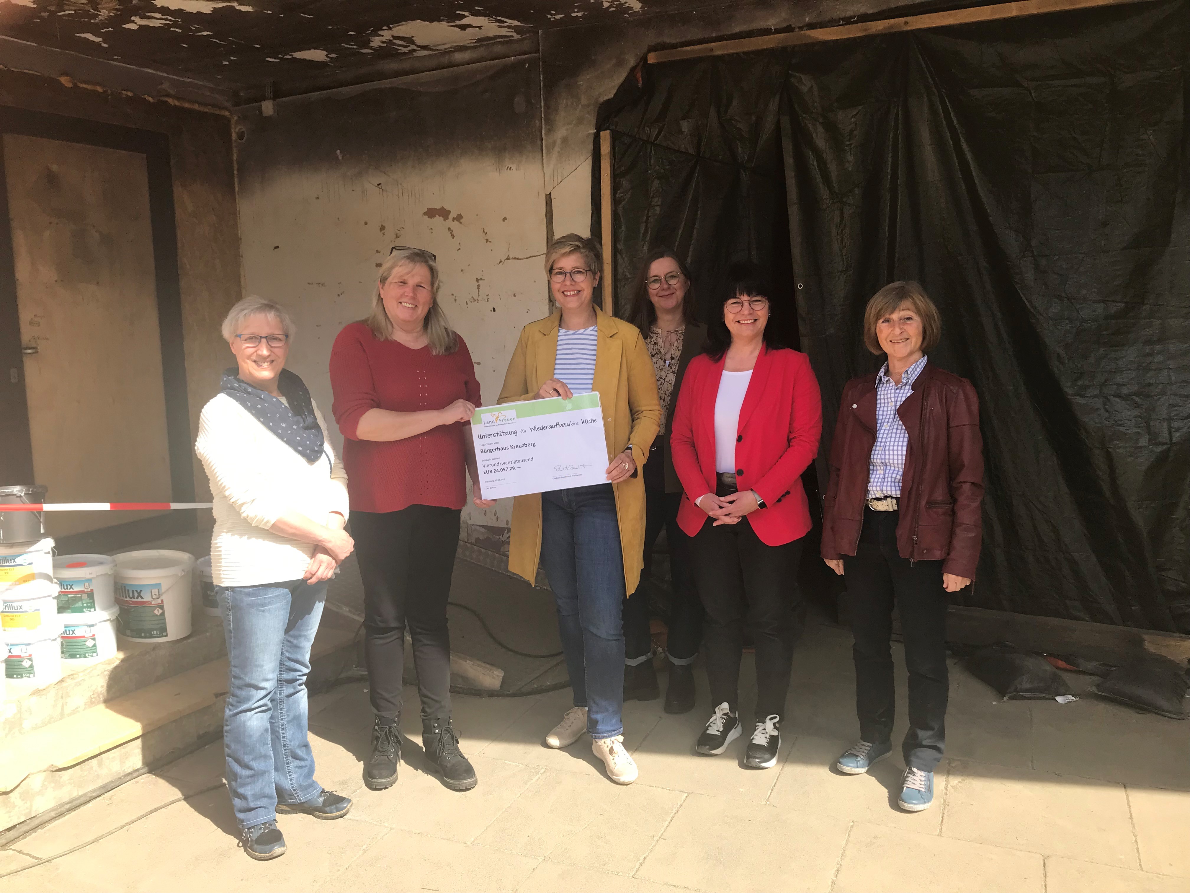 BU: Edith Parschau, Anke Hupperich, Elisabeth Brunkhorst, Birgit Wessel, Gudrun Breuer und Ingrid Strohe vor dem zerstörten Bürgerhaus in Kreuzberg (v. li.)