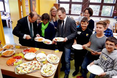 Bundesminister Christian Schmidt, Kreisbäuerin Renate Ixmeier, Schulleiterin Karin Dornauer und Bürgermeister Christian von Dobschütz verkosten, was Schüler(innen) mit LandFrau Anja Henninger (r.) zubereitet haben © Harald Munzinger