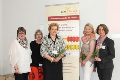 Stehen in den Startlöchern: die drei Equal Pay Beraterinnen aus Niedersachsen (von rechts) Sonja Butz-Georg, Maike Rick und Marleen Knust, hier mit Maria Vogel und Dörte Stellmacher (NLV) Foto: dlv
