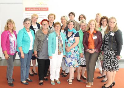 Gruppenbild der ausgebildeten Equal Pay Beraterinnen mit Ursula Braunewell (Mitglied des dlv-Präsidiums), dlv-Präsidentin Brigitte Scherb und der Parlamentarischen Staatssekretärin BMFSFJ Elke Ferner (1.Reihe v.l.).
