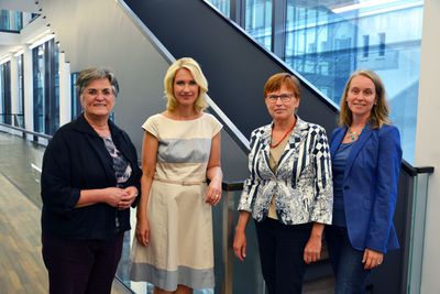 dlv-Präsidentin Brigitte Scherb im Gespräch mit Familienministerin Manuela Schwesig. Daneben Dr. Monika Michael, dlv-Geschäftsführerin, und Daniela Ruhe, dlv-Referentin für Frauen- und Gesellschaftspolitik (v.l.)