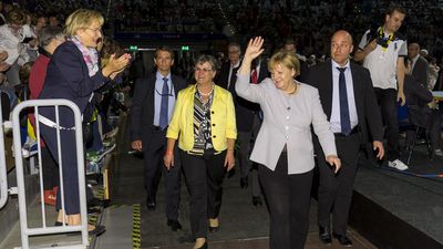 Kanzlerin Angela Merkel und dlv-Präsidentin Brigitte Scherb (in Gelb) beim Deutschen LandFrauentag Foto: Reiner Freese