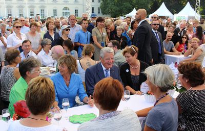 Bundespräsident Joachim Gauck und Daniela Schadt im Gespräch mit den LandFrauen beim Bürgerfest im Park von Schloss Bellevue Foto: dlv