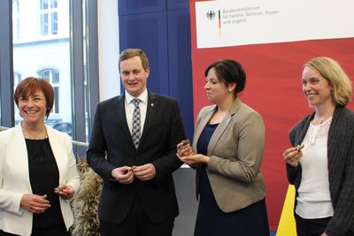 Brot und Salz zu Erntedank: Caren Marks (Parlamentarische Staatssekretärin BMFSFJ), Sebastian Schaller und Nina Sehnke (BDL-Bundesvorsitzende) und Daniela Ruhe (dlv-Hauptgeschäftsführerin) Foto: dlv