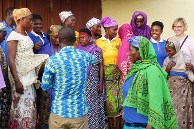 Petra Bentkämper (dlv-Präsidiumsmitglied) beim ersten Kennenlernen ghanaischer LandFrauen als Auftakt des dlv-Projekts Foto: dlv