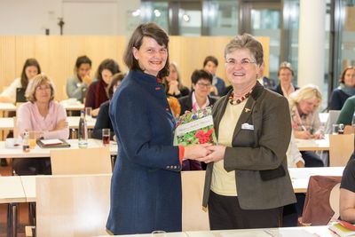 Brigitte Scherb, dlv-Präsidentin dankt Dr. Maria Flachsbarth, MdB, Parlamentarische Staatssekretärin im BMEL, für die langjährige Unterstützung des dlv-Projekts SchmExperten Bild: Reiner Freese