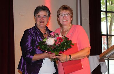 Brigitte Scherb (li) überreicht Marga Trede die Goldene Biene