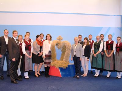 Vertreterinnen und Vertreter von BDL und dlv übergeben die Erntekrone an Bundesfrauenministerin Dr. Katarina Barley Foto: dlv