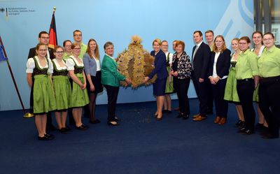 Vertreterinnen und Vertreter von BDL und dlv übergeben die Erntekrone an Bundesfrauenmin isterin Franziska Giffey Foto: BDL /Gräschke