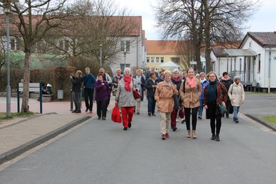 In drei Gruppen besichtigten die LandFrauen und Gäste das Grenzdurchgangslager Friedland