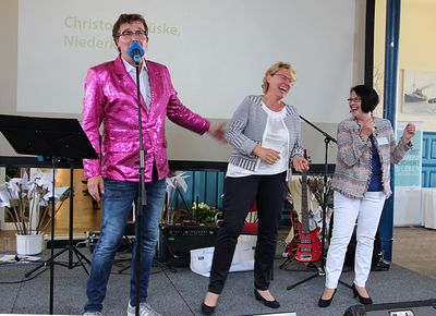 Die NLV-Vorsitzende Barbara Otte-Kinast (Mitte) und ihre Stellvertreterin Christiane Buck tanzen gemeinsam mit dem Comedian Christoph Brüske zur dessen Hymne auf den NLV