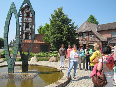 Im Jahr 2013 fand „Hereinspaziert!“ zum ersten Mal statt. Das Foto entstand dabei bei einem Dorfrundgang in Bücken (Landkreis Nienburg Weser) Foto: NLV