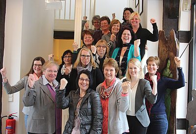 Die Geste bringt es zum Ausdruck: Durch den Workshop mit Janina Tiedemann (vorne, 2. von rechts) fühlen sich die Frauen für Führungspositionen gestärkt