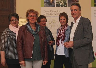 LandFrauen tragen Minister Stefan Wenzel ihre Sorgen mit dem Wolf vor: Dörte Stellmacher, Bezirksvertreterin Lüneburg im NLV, Barbara Otte-Kinast, NLV-Vorsitzende, Ute Meyer, Kreisvorsitzende Lüchow-Dannenberg und Edith Schröder, Kreisvorsitzende Solt