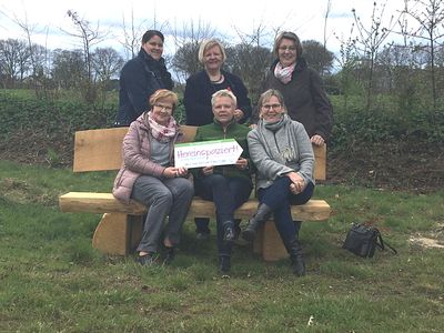 Das Organisationsteam lädt zu „Hereinspaziert“ ein: Birte Westerholt, Maren Meyer (LF Weser-Ems), Heike Schnepel (NLV) (stehend v. li.); Waltraut Schmidt (LandFrauenverein Wardenburg), Ilse-Marie-Schröder und Heide von Limburg (NLV) (sitzend v. li.)