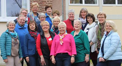 Die Teilnehmerinnen am Erfahrungsaustausch „Wissen ent-pannt“ nahmen praktische Tipps zum Umgang mit der Presse und Hintergrundinformationen über das Forum Moderne Landwirtschaft mit (Mitte in Pink: Ilse-Marie Schröder) Foto: NLV