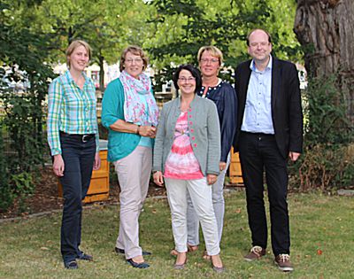 Vor ministereigenen Bienenstöcken: Minister Christian Meyer, Barbara Otte-Kinast, Christiane Buck, Heike Schnepel (NLV-Vorsitzende und ihre Stellvertreterinnen) und Dr. Andrea Wälzholz (Ministerium) (von rechts)
