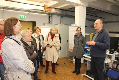Dr. Gottfried Römer erläutert den Tagungsteilnehmerinnen die Arbeitsweise des EFZN
