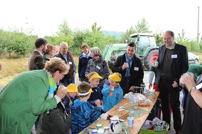 Butter schütteln strengt ganz schön an: Kindergartenkinder, Minister Christian Meyer und die NLV-Vorsitzende Barbara Otte-Kinast probieren es bei der Auftaktveranstaltung zu „Landwirtschaft für kleine Hände“ aus