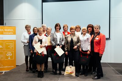 Die Equal-Pay-Beraterinnen mit Caren Marks, Parlamentarische Staatssekretärin im BMFSFJ und Brigitte Scherb, dlv-Präsidentin. Foto: Nils Stelte