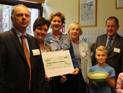 Thomas Fischer (SVLFG), Ina Janhsen (LandFrauenverband Weser-Ems), Elisabeth Brunkhorst (NLV), Annameta Rippich (LandFrauenkreisverband Verden) und Rudolf Heins (SVLFG) und ein teilnehmender Junge (v. li.)