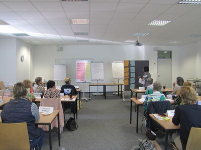 Bei der Tagung „Steuern, Versicherung und Reiseleitung“ trägt die stellvertretende NLV-Vorsitzende Christiane Buck die Ergebnisse zusammen