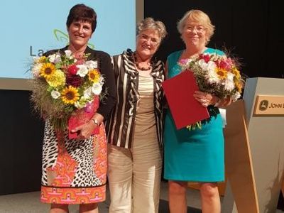 Geehrt mit der Goldenen Biene: (rechts) Brigitte März, Geschäftsführerin des LandFrauenverbands Pfalz, und (links) Christine Schwarzbach, Geschäftsführerin des Thüringer LandFrauenverbands mit Brigitte Scherb, dlv-Präsidentin. Foto: dlv