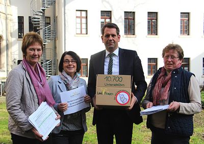  Minister Olaf Lies erhält 10.700 Unterschriften für ein besseres Wolfsmanagement von Edith Schröder, Christiane Buck und Ute Meyer 