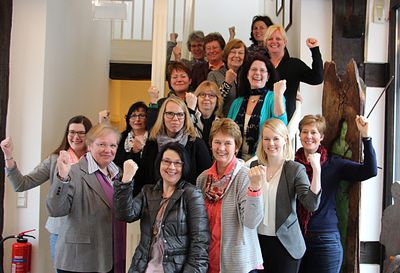  Die Geste bringt es zum Ausdruck: Der Workshop mit Janina Tiedemann (vorne, 2. von rechts) stärkt Frauen für Führungspositionen. Foto: NLV 