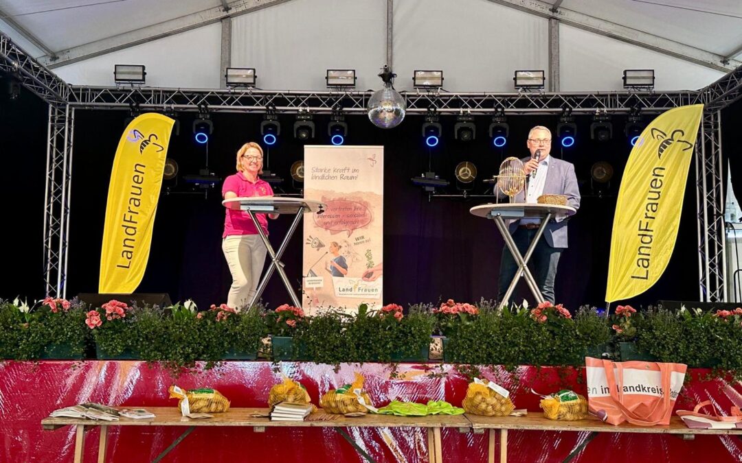 Das Bild zeigt eine Bühnenveranstaltung der LandFrauen