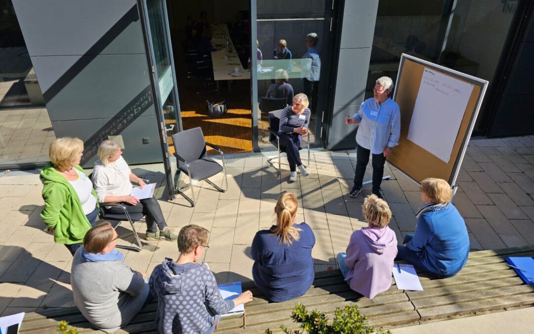 Das Bild zeigt Frauen, die an einem Workshop teilnehmen