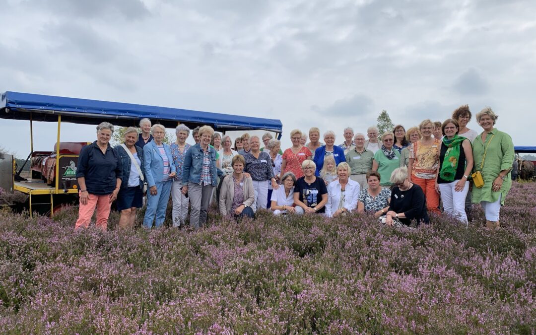 Das Bild zeigt eine Gruppenaufnahme eines Ehemaligentreffens.